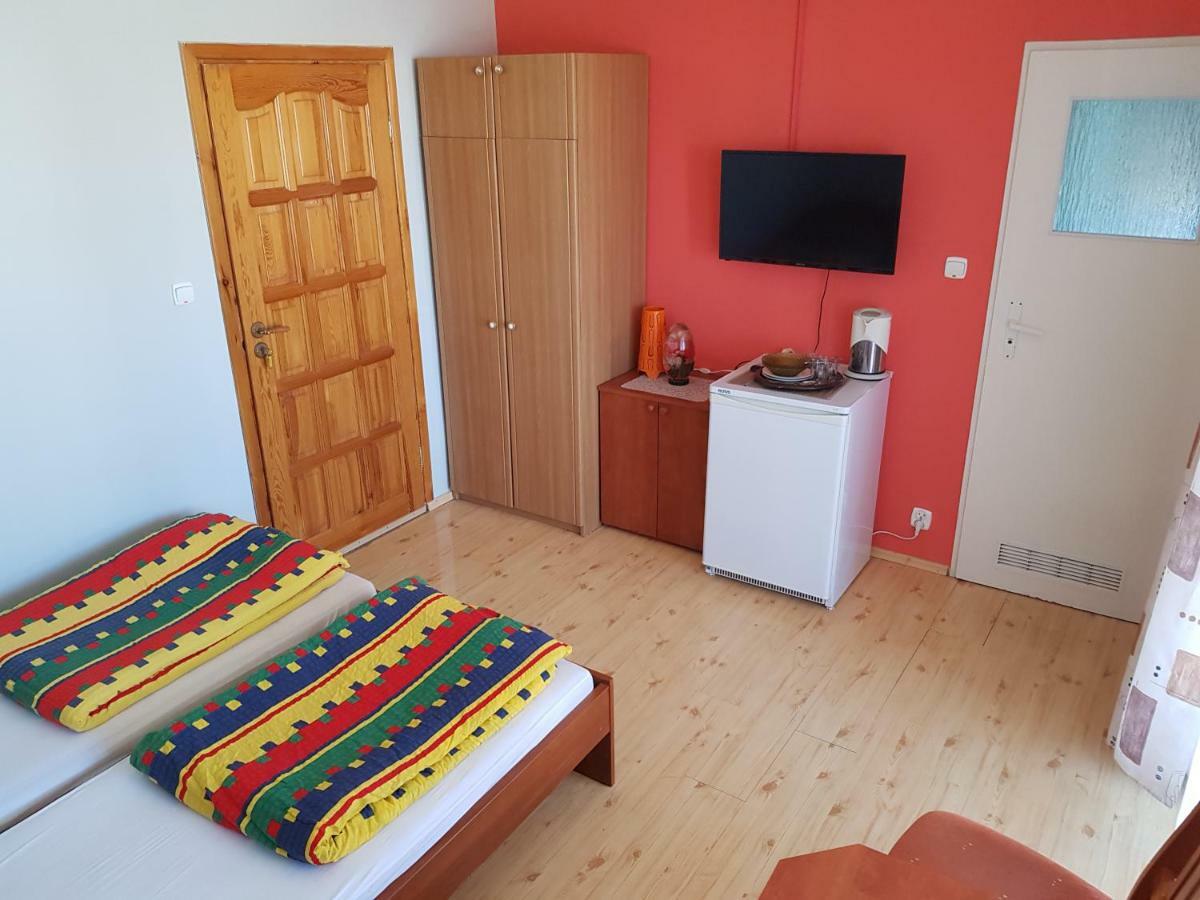 Pokoje Goscinne U Laury Rewal Exteriör bild